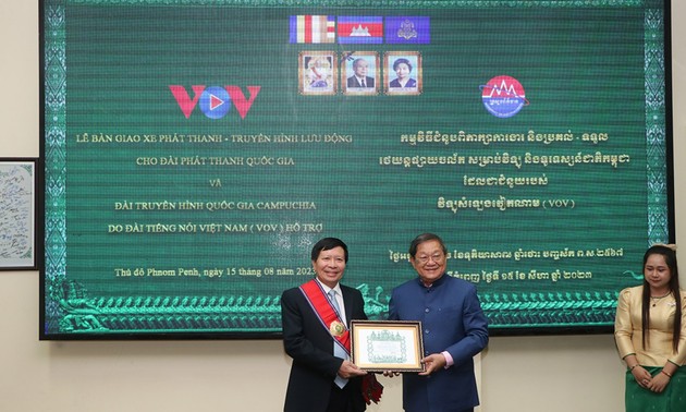 柬埔寨新闻部接收越南之声广播电台捐赠的广播电视转播车