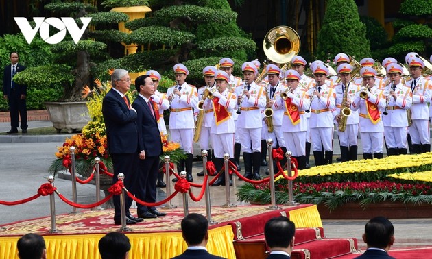 国家主席武文赏举行仪式 欢迎哈萨克斯坦总统托卡耶夫访越