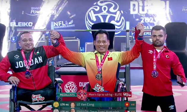 越南举重运动员黎文功获得2023年迪拜世界残疾人举重锦标赛金牌