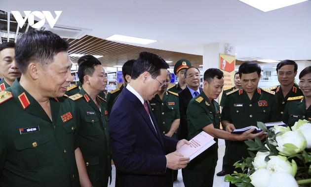 越南国家主席出席国防学院开学典礼