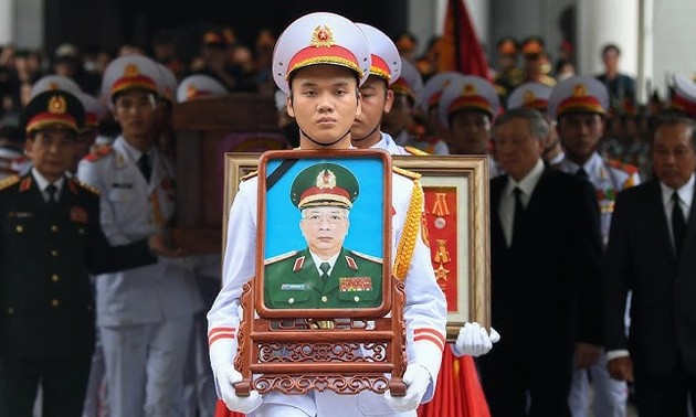   越南国家主席、国会主席等领导人吊唁阮志咏上将