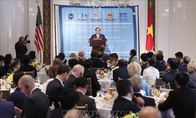 越南政府总理范明政与美国投资者出席工作午餐会