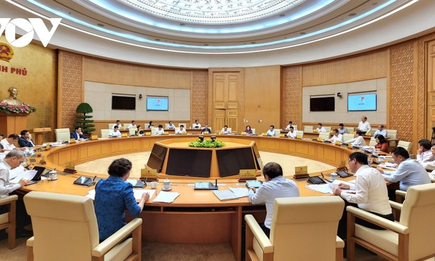 越南政府总理范明政主持政府9月立法工作专题会议