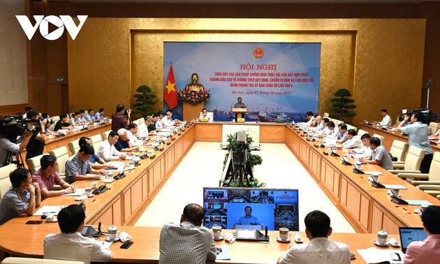 越南政府总理范明政主持关于落实非法、不报告和不管制捕鱼行为预防和打击措施的会议