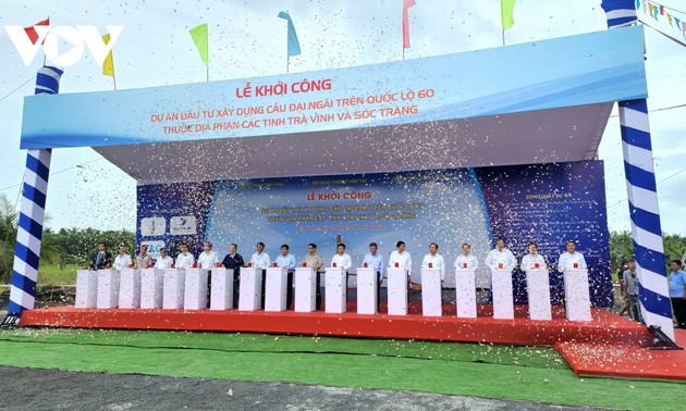越南政府总理范明政出席大义桥建设投资项目开工仪式