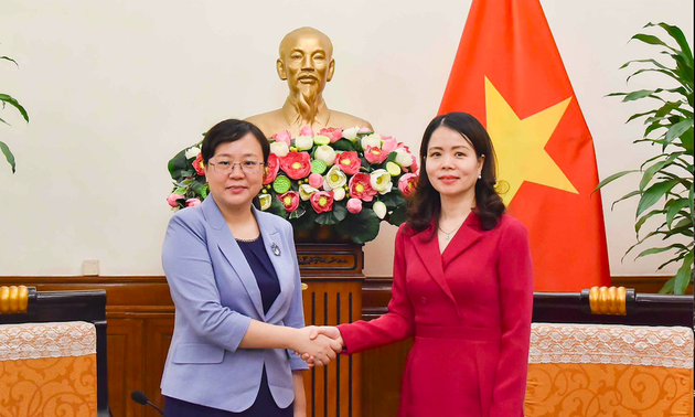 加强越南各地与中国重庆市的经贸与文化交流