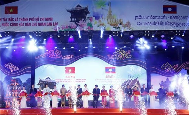 越南西北和胡志明市文化旅游周在老挝开幕