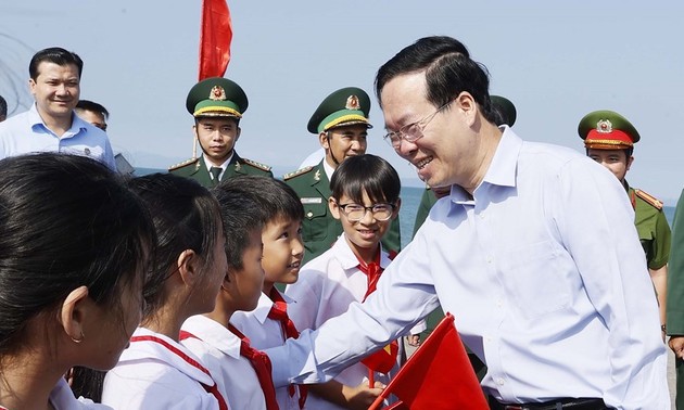 越南国家主席看望慰问姑苏岛驻军和居民