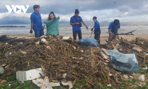 2000多名岘港青年团员参与清洁海洋环境活动
