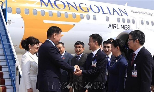 蒙古国总统呼日勒苏赫抵达河内，开始对越南进行国事访问