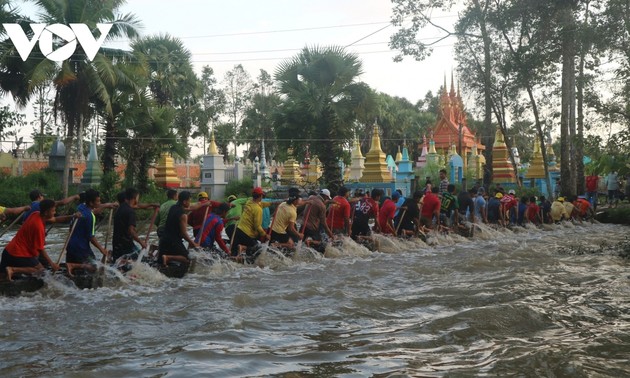 朔庄省高棉族同胞拜月节即将举行