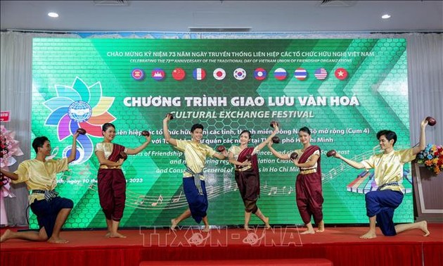 在与各国驻越南总领馆的友好交流中介绍东南部文化