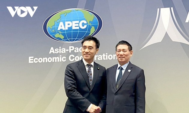 越南财政部长胡德福在 2023 年亚太经合组织峰会期间与各国财长讨论双边合作