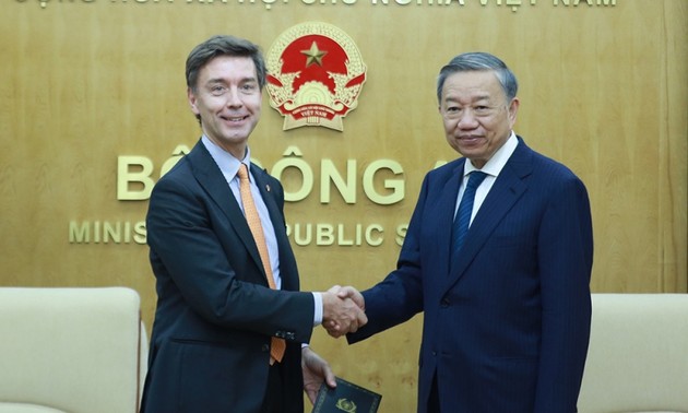越南公安部部长苏林会见欧盟驻越大使