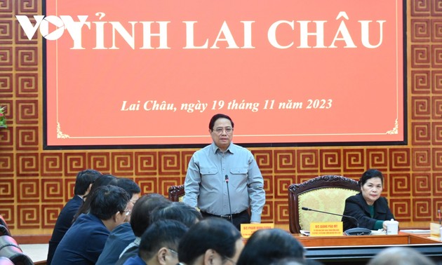 越南政府总理范明政与莱州省委常委举行工作会议