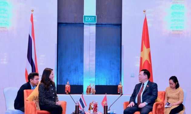  越南国会主席王庭惠会见泰国商会主席及泰国一流企业领导人
