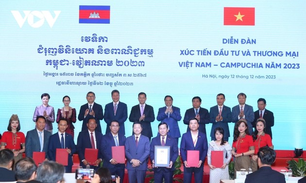 越南政府总理和柬埔寨首相出席越柬投资和贸易促进会