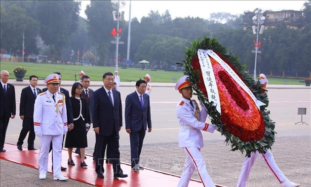 中共中央总书记、国家主席习近平敬献花圈和入陵瞻仰胡志明主席遗容