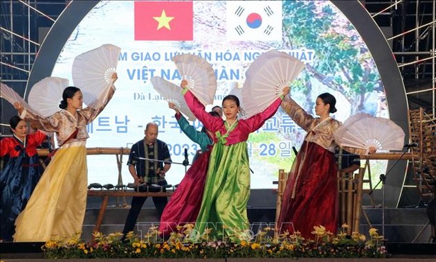 越南大叻与韩国忠清举行文化艺术交流会