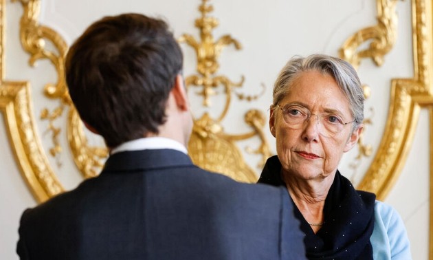 法国总理伊丽莎白·博恩辞职