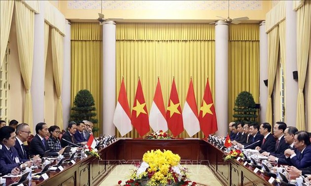  越南国家主席武文赏主持仪式 欢迎印度尼西亚总统访越