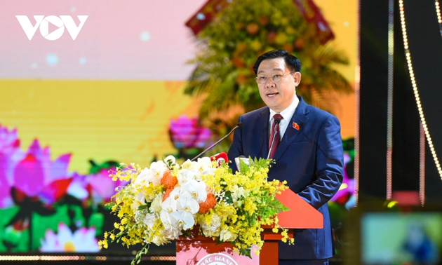 越南国会主席王庭惠出席北江省越安县成立决议公布仪式