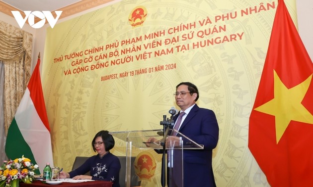 越南政府总理范明政和夫人会见旅居匈牙利越南人代表