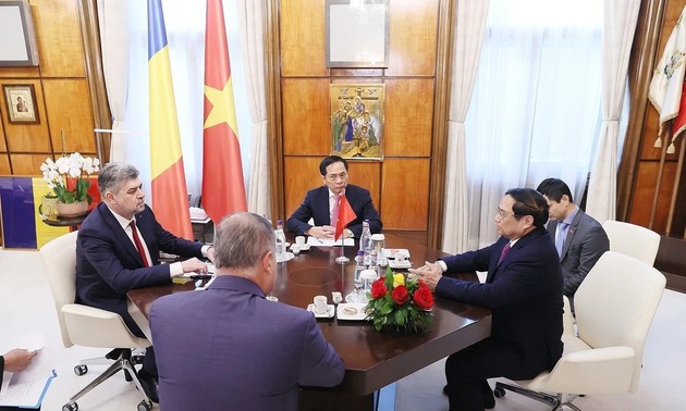 范明政总理与罗马尼亚总理马切尔·乔拉库举行会谈
