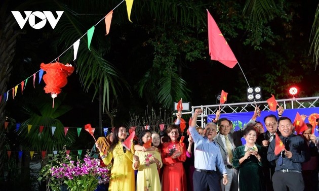 旅居泰国越南人喜迎春节