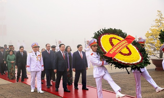 越南党、国家领导人入陵瞻仰胡志明主席遗容
