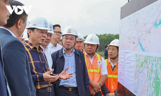 政府副总理陈红河检查一些重点基础设施修建项目施工进度
