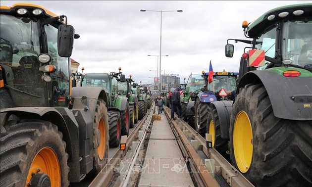 农民在捷克与斯洛伐克边境地区游行抗议