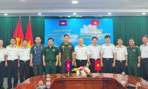 柬埔寨武官代表团造访越南海军学院