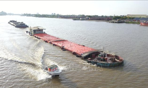 发挥内河航运在经济中的作用。