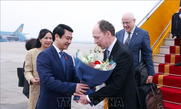 芬兰议会议长尤西·哈拉阿霍抵达河内开始正式访问越南
