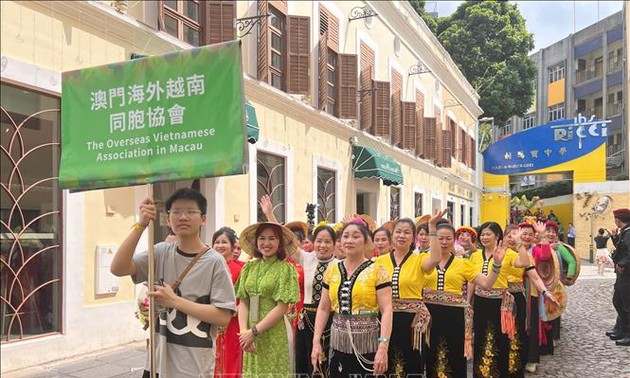 在中国澳门国际幻彩大巡游中推广越南文化