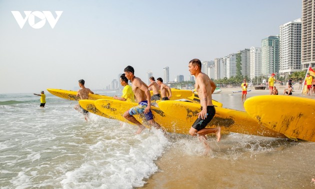 国内外15支救援队参加岘港国际海滩救护比赛
