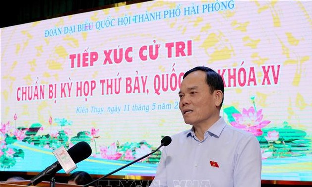 越南政府副总理陈刘光在海防市与选民接触
