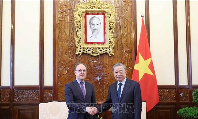 越南国家主席苏林会见俄罗斯驻越南大使贝兹德科