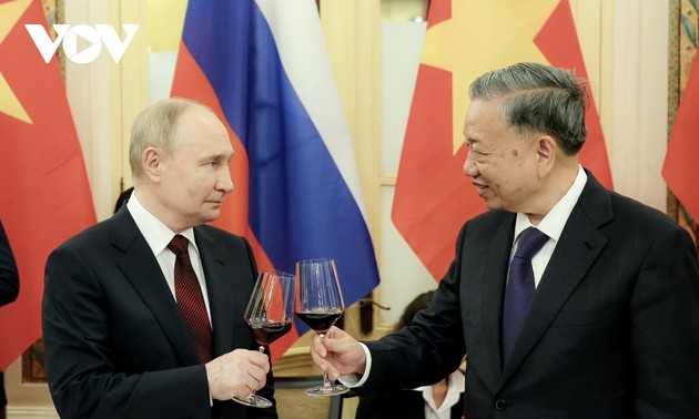 越南国家主席苏林主持晚宴，招待俄罗斯总统普京一行