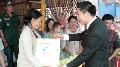 Badan-badan usaha Vietnam di Kamboja memberikan bantuan kepada perantau Vietnam