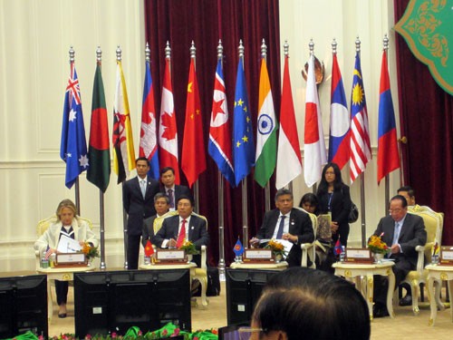 Aktivitas Delegasi Vietnam di Konferensi Menlu EAS dan Forum Kawasan ASEAN