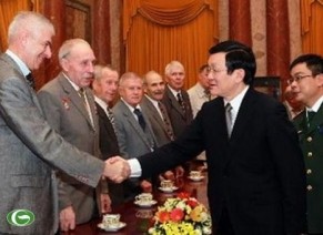 Presiden Truong Tan Sang menerima delegasi veteran perang Uni-soviet
