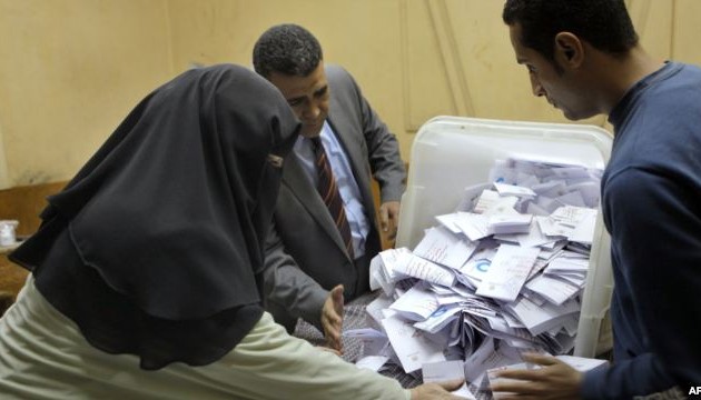Mayoritas pemilih Mesir mendukung rancangan UUD baru