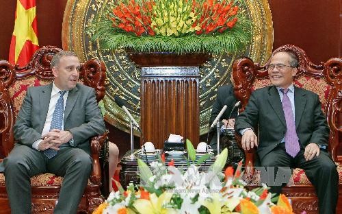 Ketua Komisi Hubungan Luar Negeri Parlemen Polandia melakukan kunjungan di Vietnam