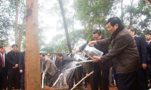 Presiden VN Truong Tan Sang mencanangkan Hari Raya Tet menanam pohon
