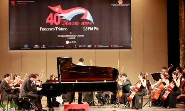Malam konser orkes simfoni untuk memperingati ultah ke-40 penggalangan hubungan diplomatik Vietnam – Luksemburg