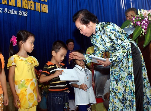 Wakil Presiden Nguyen Thi Doan memberikan beasiswa kepada anak-anak miskin di provinsi Thai Binh