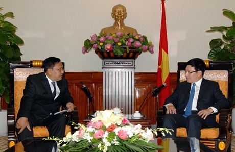 Deputi PM, Menlu Pham Binh Minh menerima Duta Besar Luar Biasa dan Berkuasa Penuh baru Myanmar dan Slovakia