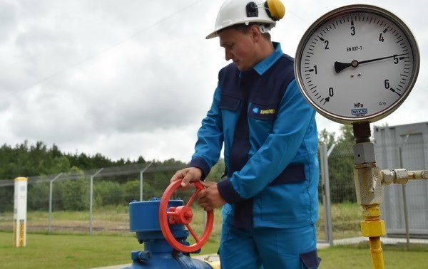 EC meninjau kemungkinan menghentikan penyaluran gas bakar lewat Ukraina